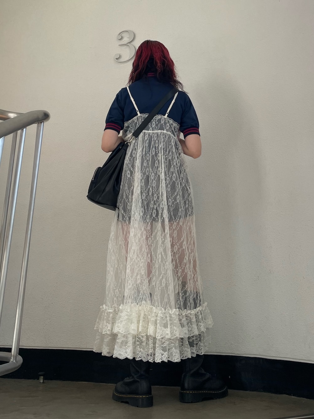 ブルー系のTシャツ/カットソー、ホワイト系のワンピース、ブラック系のバックパック/リュックを着用したレディースの春コーディネートの3枚目の写真