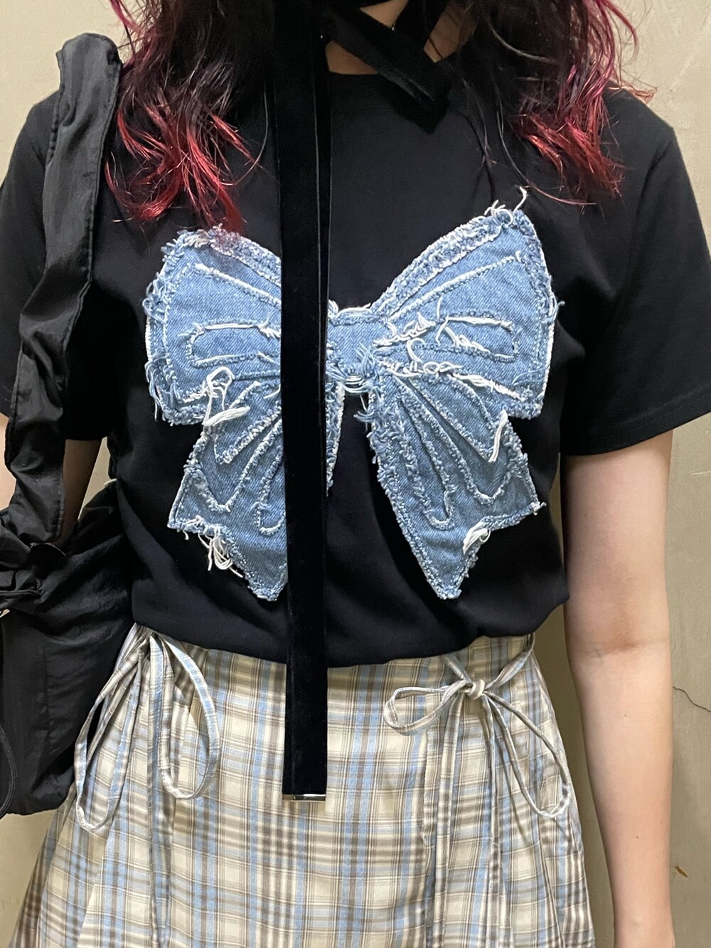 その他のスカート、ブラック系のTシャツ/カットソー、ブラック系のショルダーバッグを着用したレディースの夏コーディネートの5枚目の写真