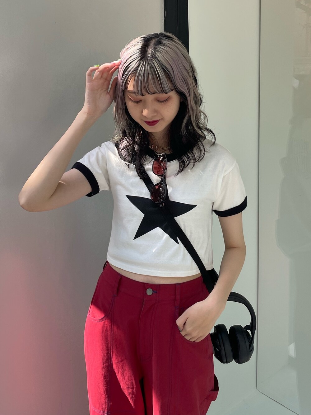 レッド系のその他パンツ、ホワイト系のTシャツ/カットソー、レッド系のサングラスを着用したレディースの春コーディネートの4枚目の写真