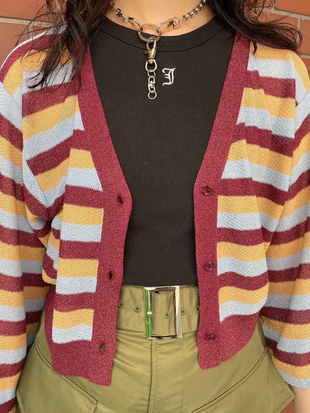 レッド系のカーディガン/ボレロ、ブラック系のタンクトップ、グリーン系のその他パンツを着用したレディースの夏コーディネートの5枚目の写真