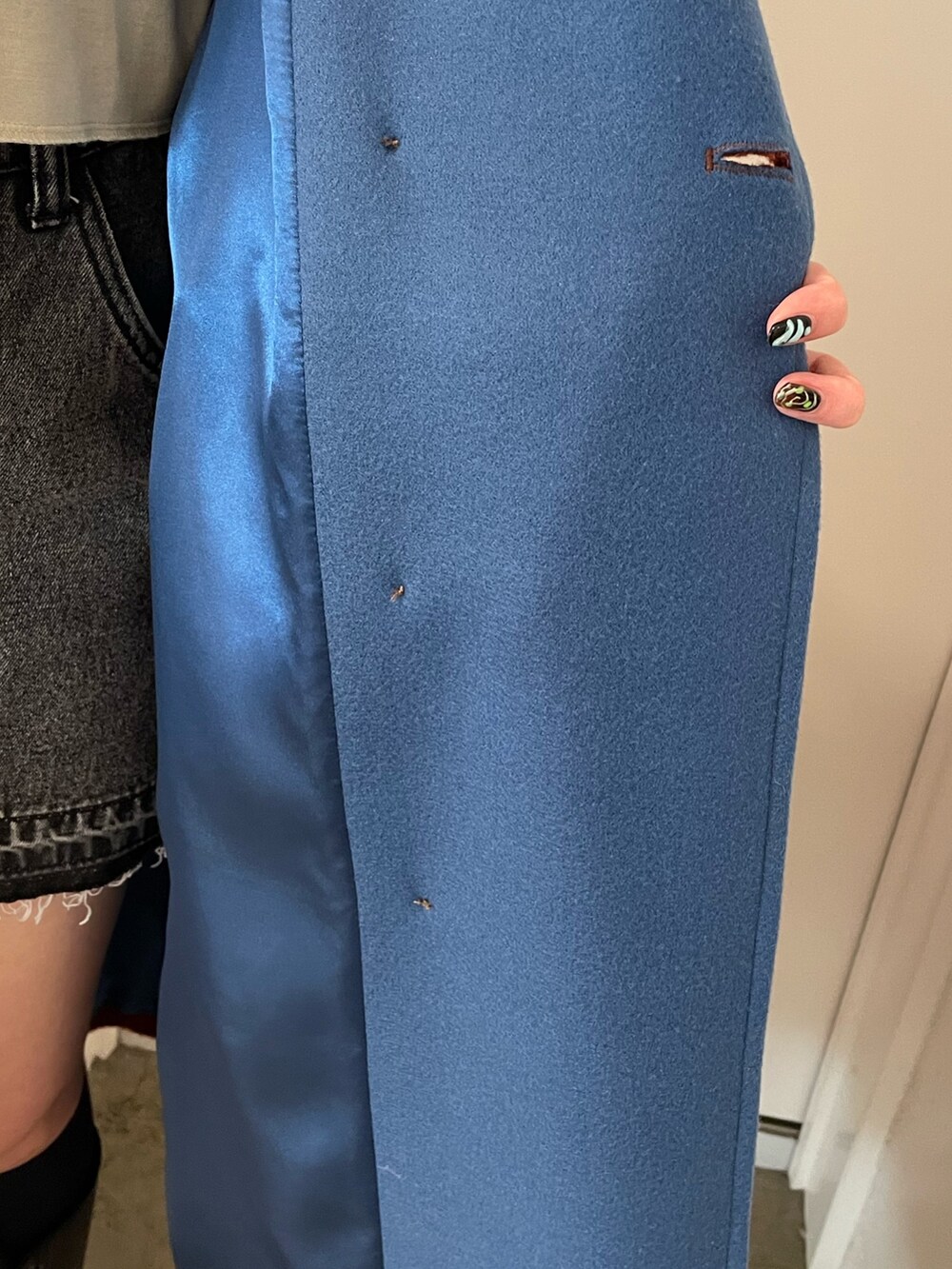 ブラウン系のチェスターコート、ホワイト系のTシャツ/カットソー、ブラック系のデニムパンツを着用したレディースの秋コーディネートの8枚目の写真