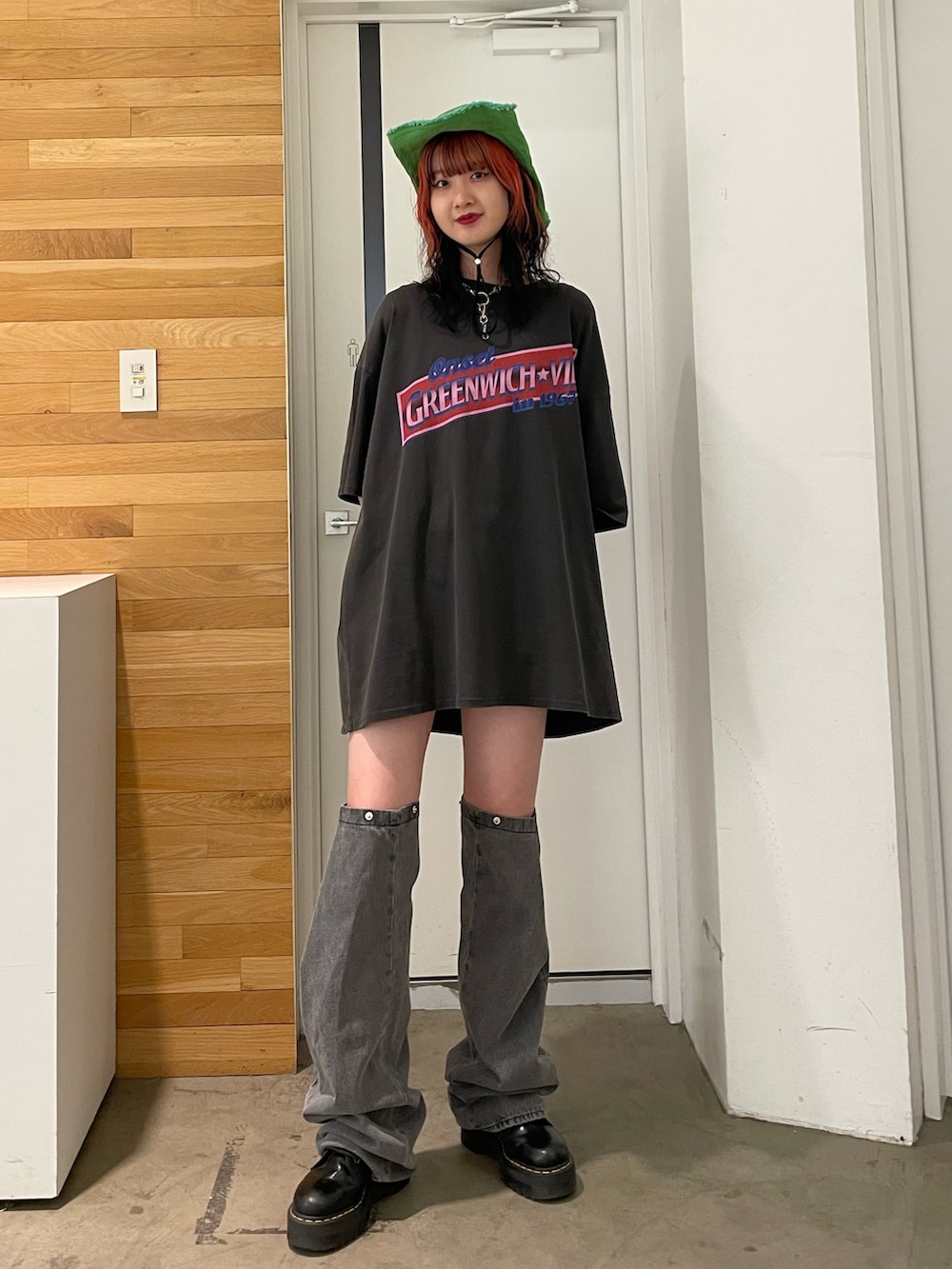 ブラック系のTシャツ/カットソー、ブラック系のデニムパンツ、ブラック系のその他シューズを着用したレディースの春コーディネートの2枚目の写真