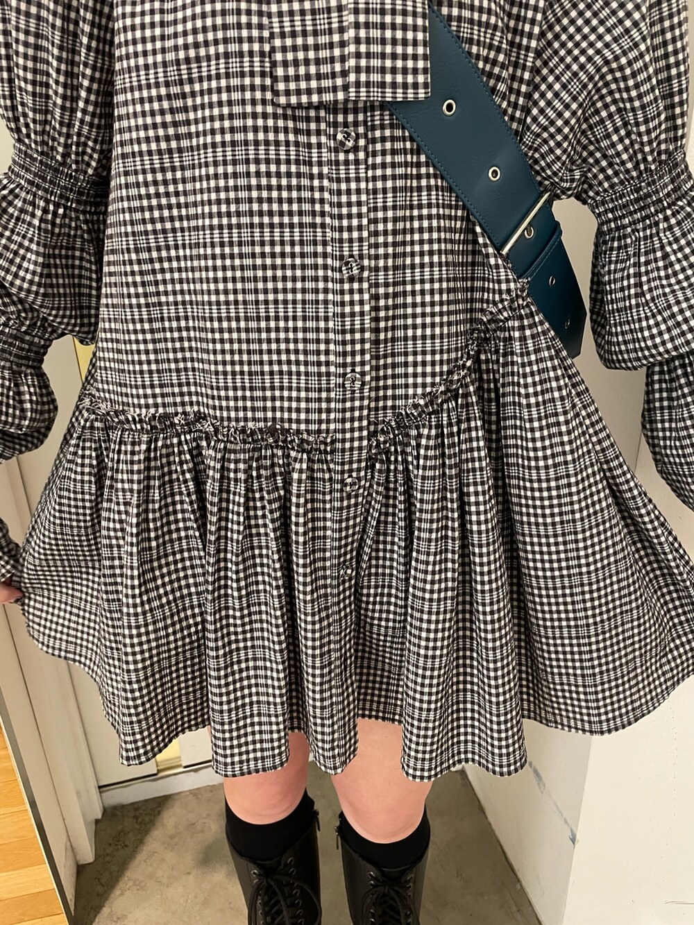 その他のシャツ/ブラウス、ブルー系のメッセンジャーバッグ、ブラック系のブーツを着用したレディースの冬コーディネートの7枚目の写真