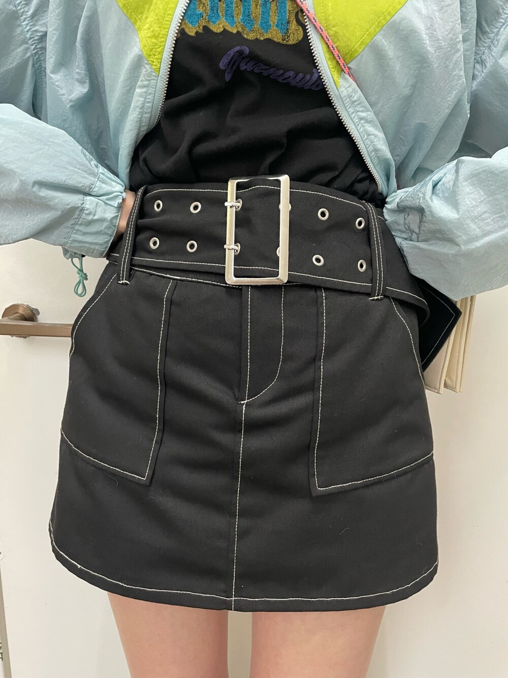 ブルー系のブルゾン、ブラック系のTシャツ/カットソー、ブラック系のその他パンツを着用したレディースの冬コーディネートの8枚目の写真