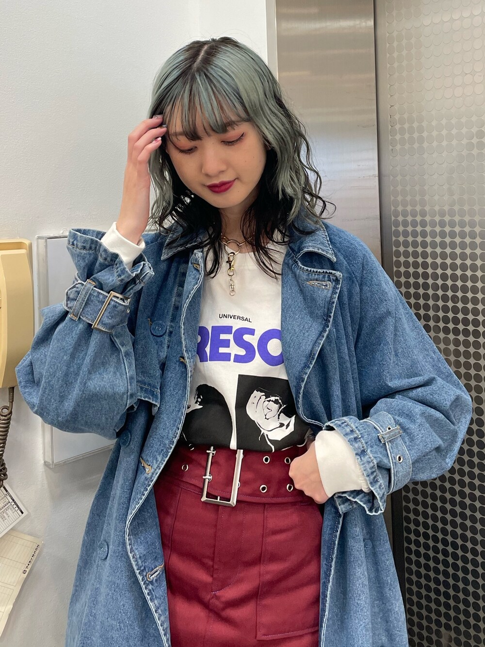 ブルー系のトレンチコート、ホワイト系のTシャツ/カットソー、レッド系のその他パンツを着用したレディースの冬コーディネートの5枚目の写真