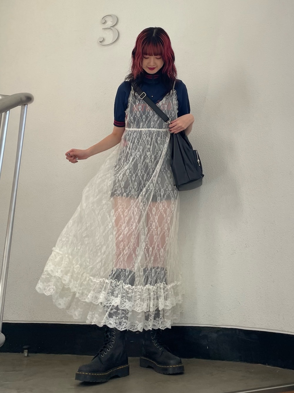 ブルー系のTシャツ/カットソー、ホワイト系のワンピース、ブラック系のバックパック/リュックを着用したレディースの春コーディネートの2枚目の写真