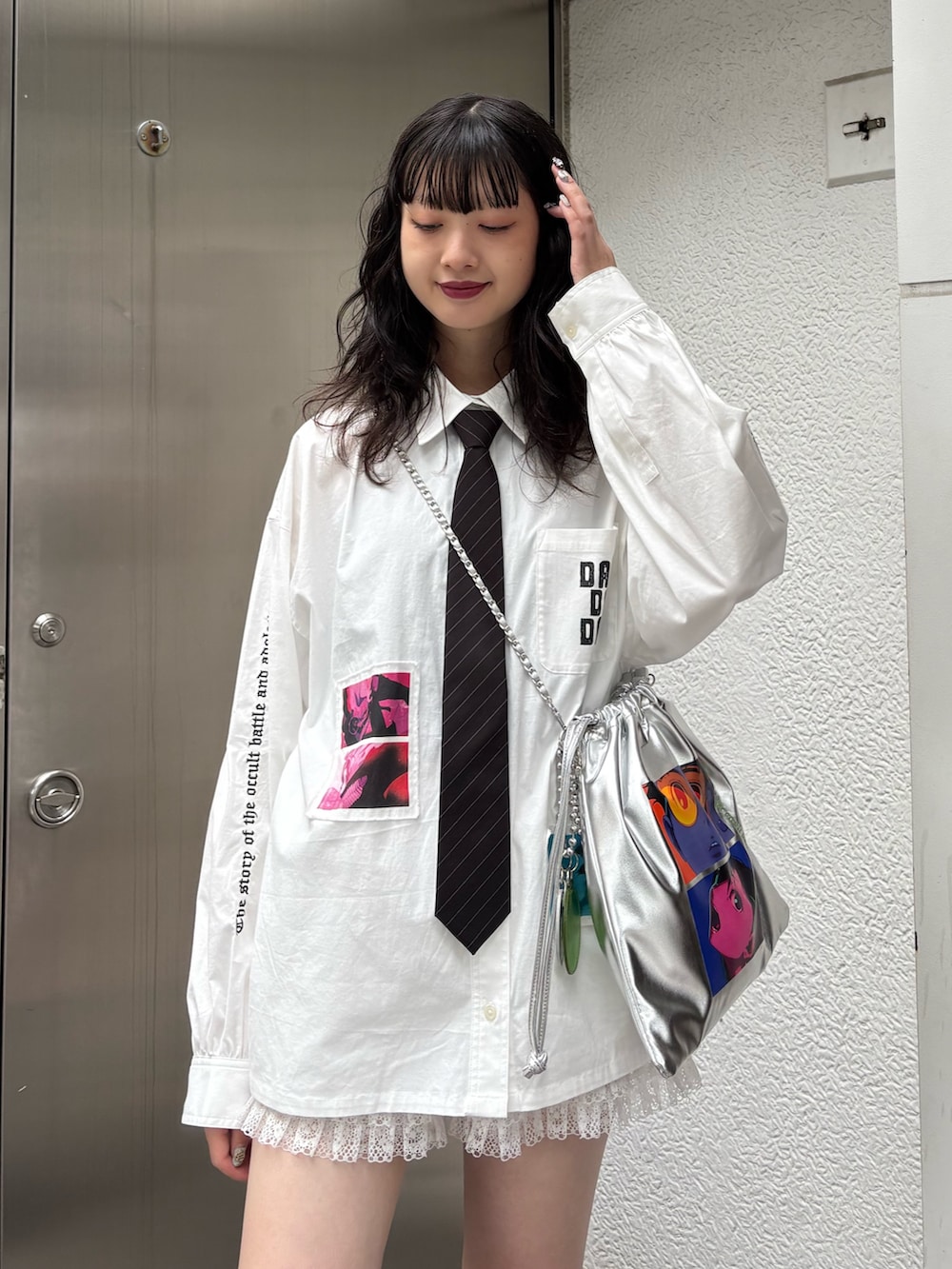 ホワイト系のシャツ/ブラウス、グレー系のネクタイ、シルバー系のトートバッグを着用したレディースの夏コーディネートの5枚目の写真