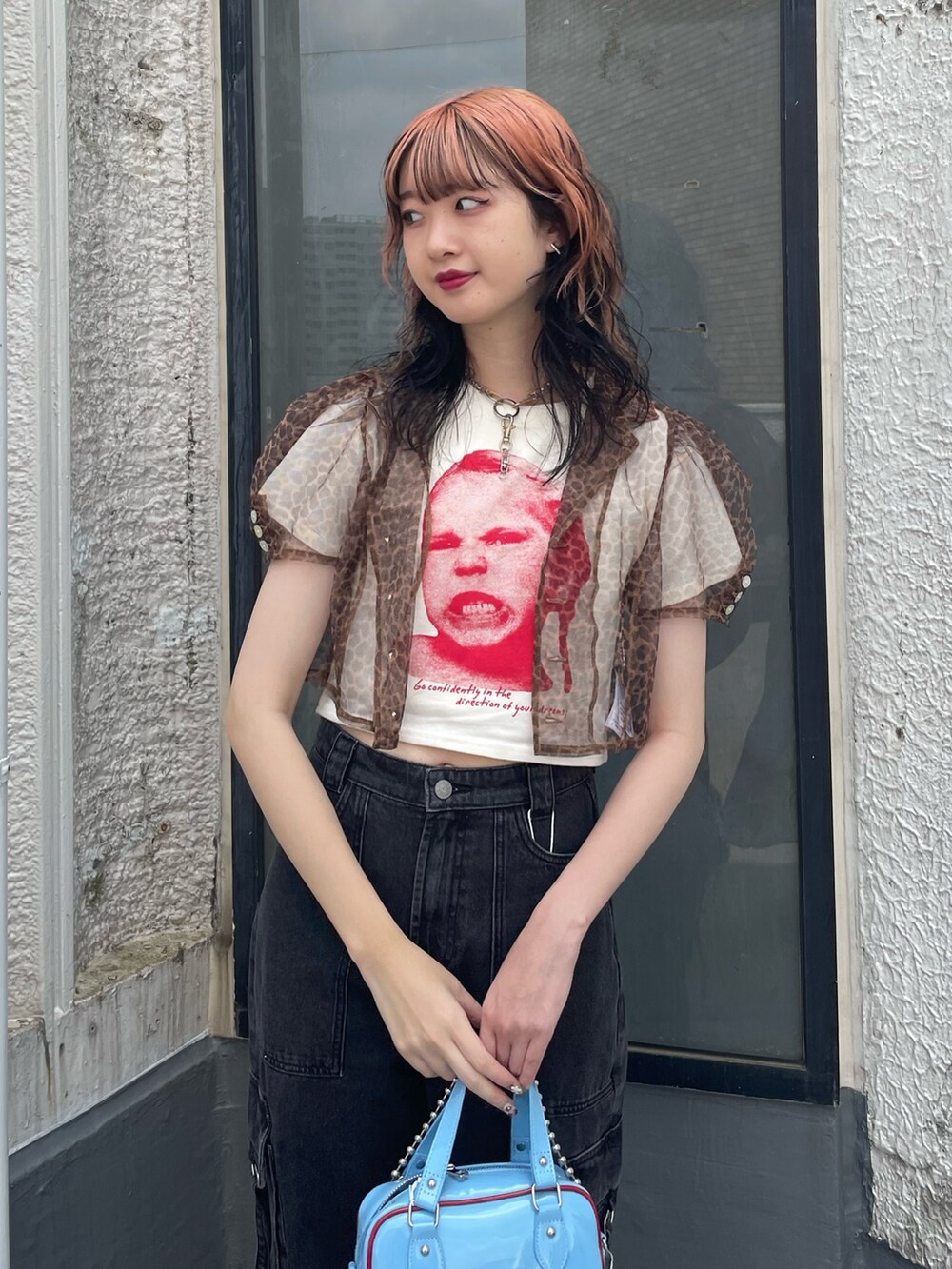 ホワイト系のTシャツ/カットソー、ブラウン系のシャツ/ブラウス、ブラック系のカーゴパンツを着用したレディースの春コーディネートの3枚目の写真