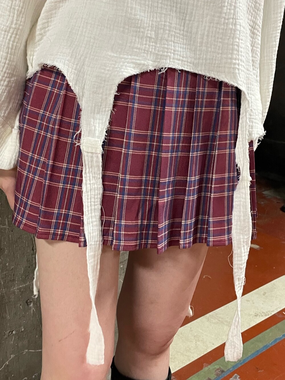 ピンク系のスカート、ホワイト系のシャツ/ブラウス、ブラック系のブーツを着用したレディースの冬コーディネートの7枚目の写真