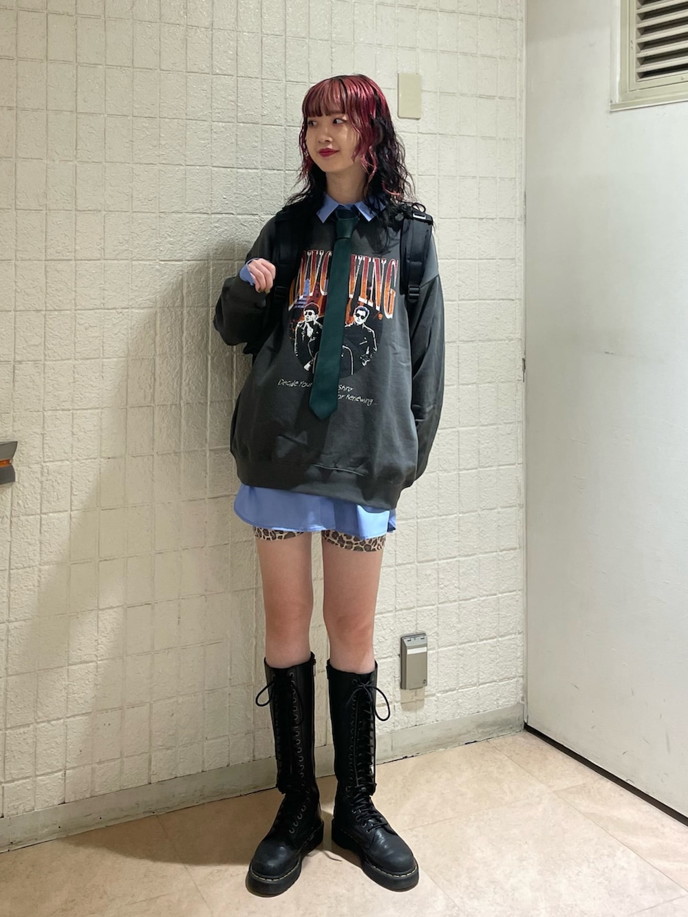 ブルー系のシャツ/ブラウス、グリーン系のネクタイ、ブラック系のスウェットを着用したレディースの秋コーディネートの2枚目の写真