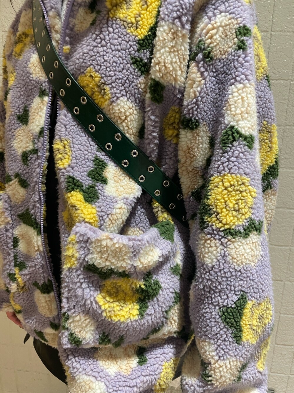 パープル系のブルゾン、ホワイト系のニット/セーター、ブラック系のジャンパースカートを着用したレディースの秋コーディネートの8枚目の写真