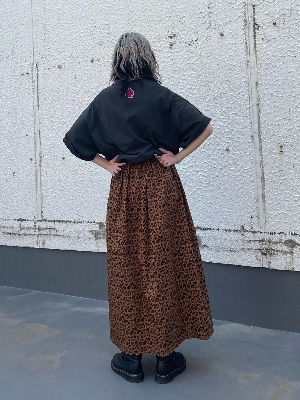 ブラック系のTシャツ/カットソー、ブラウン系のワンピース、グリーン系のネクタイを着用したレディースの春コーディネートの3枚目の写真