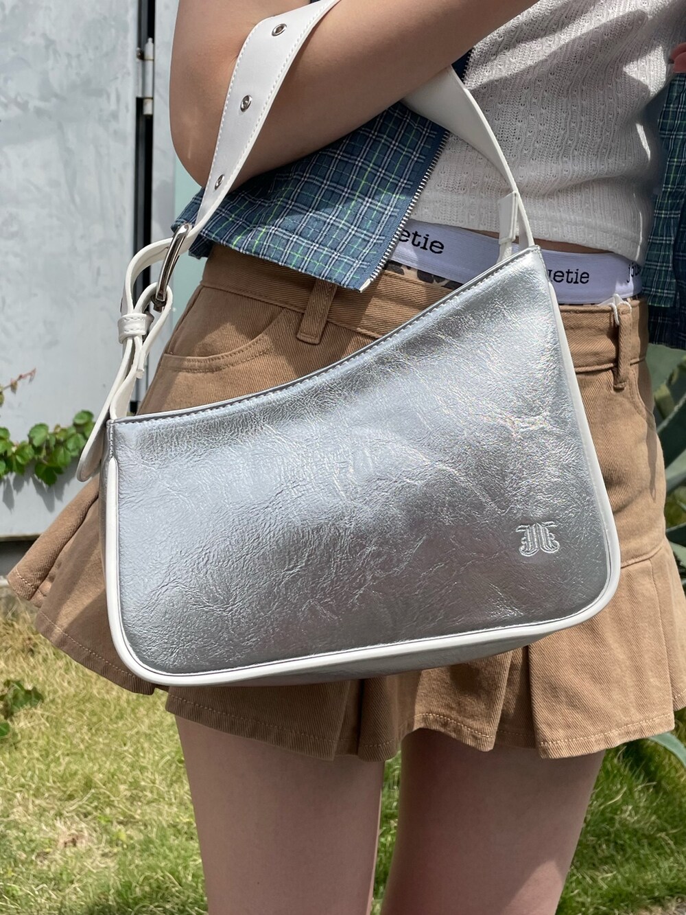 ブルー系のシャツ/ブラウス、ホワイト系のタンクトップ、ベージュ系のデニムパンツを着用したレディースの春コーディネートの7枚目の写真