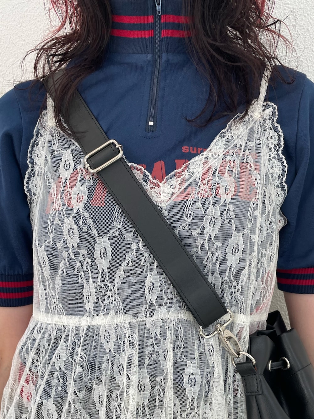 ブルー系のTシャツ/カットソー、ホワイト系のワンピース、ブラック系のバックパック/リュックを着用したレディースの春コーディネートの5枚目の写真