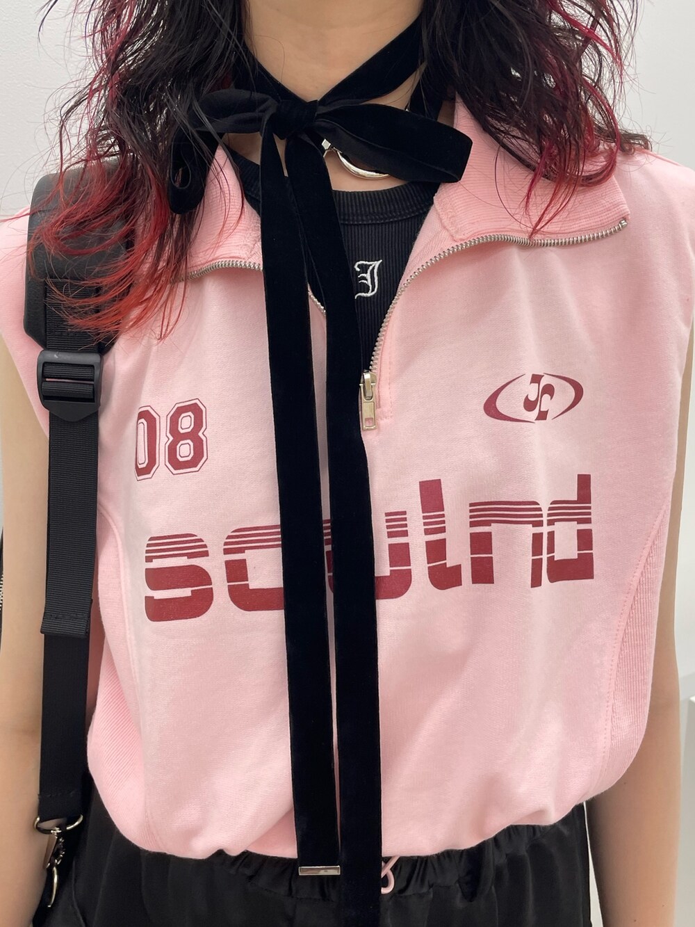 ブラック系のタンクトップ、ピンク系のTシャツ/カットソー、ブラック系のその他パンツを着用したレディースの夏コーディネートの6枚目の写真