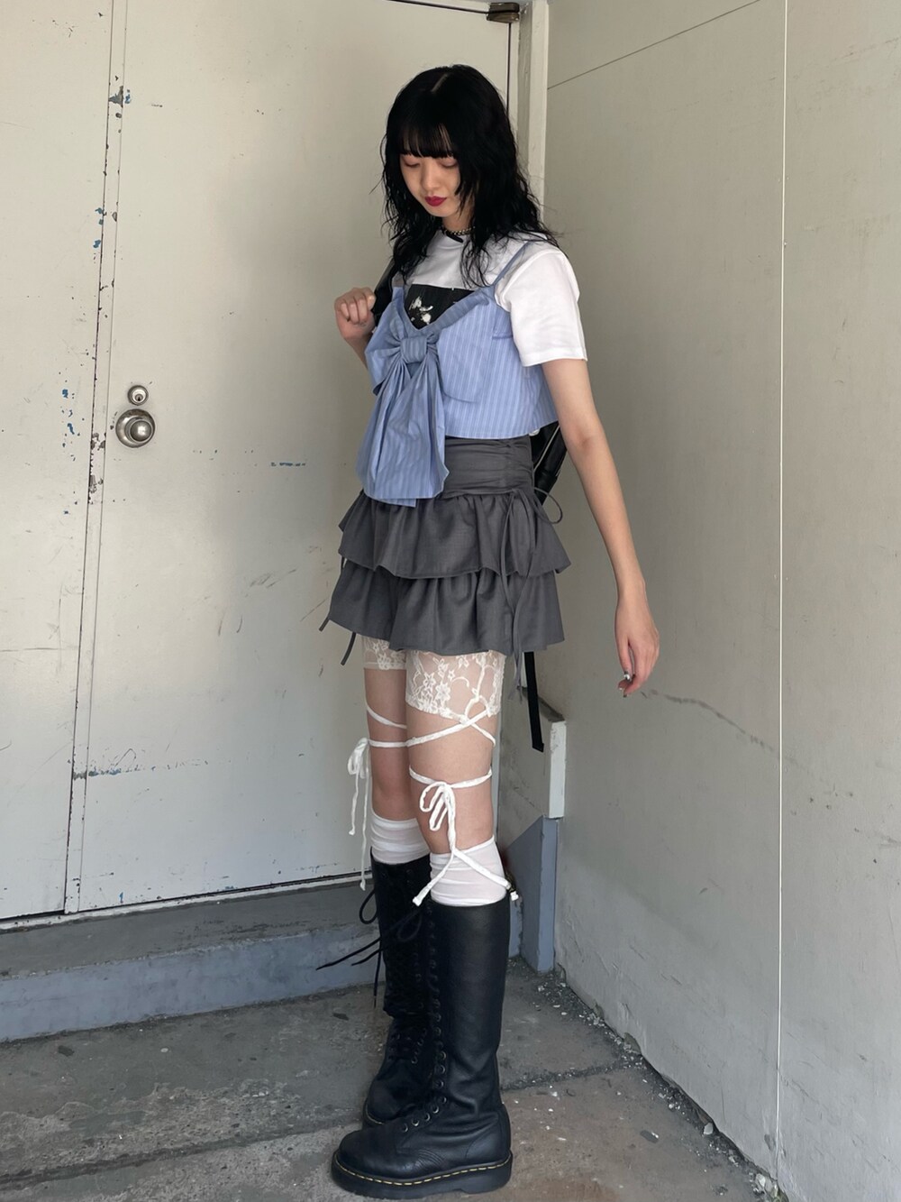 ホワイト系のTシャツ/カットソー、ブルー系のシャツワンピース、グレー系のスカートを着用したレディースの夏コーディネートの3枚目の写真