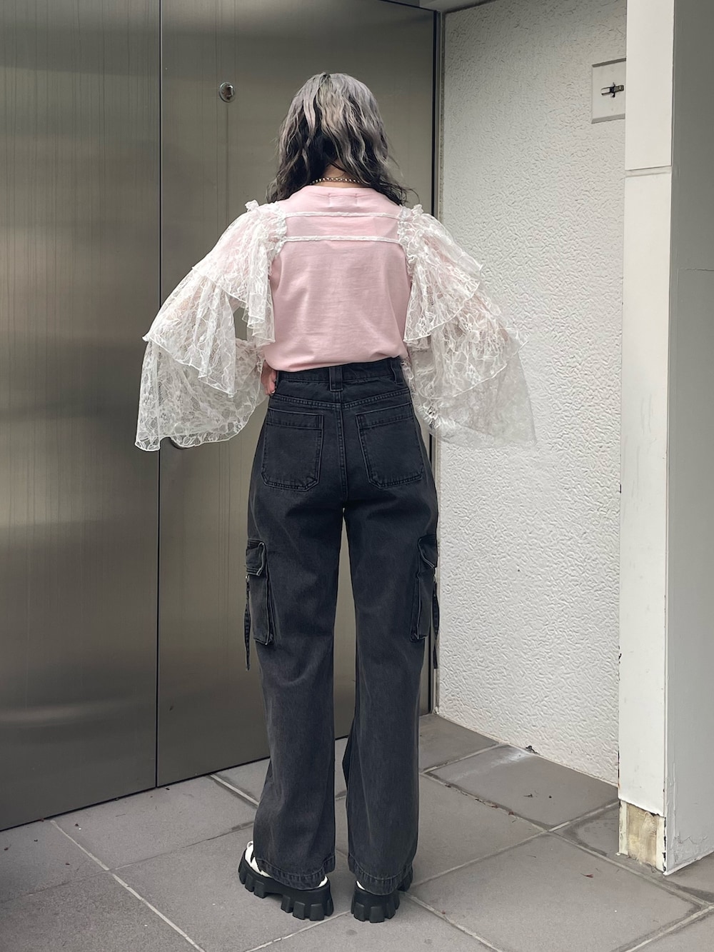 ピンク系のTシャツ/カットソー、ホワイト系のシャツ/ブラウス、ブラック系のカーゴパンツを着用したレディースの春コーディネートの3枚目の写真