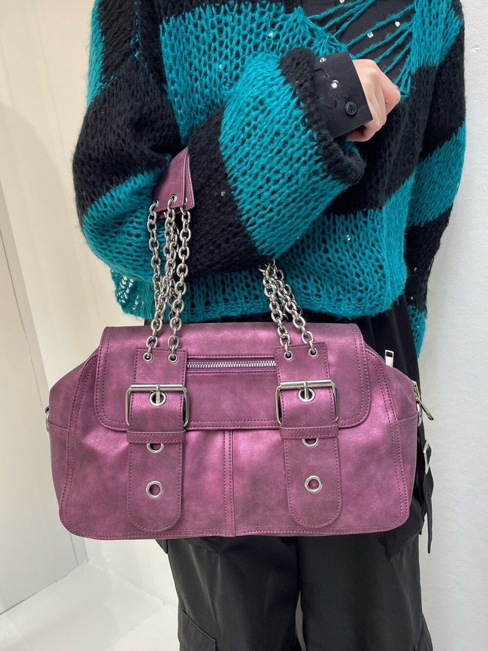 ブラック系のニット/セーター、ブラック系のシャツ/ブラウス、ブラック系のカーゴパンツを着用したレディースの夏コーディネートの8枚目の写真