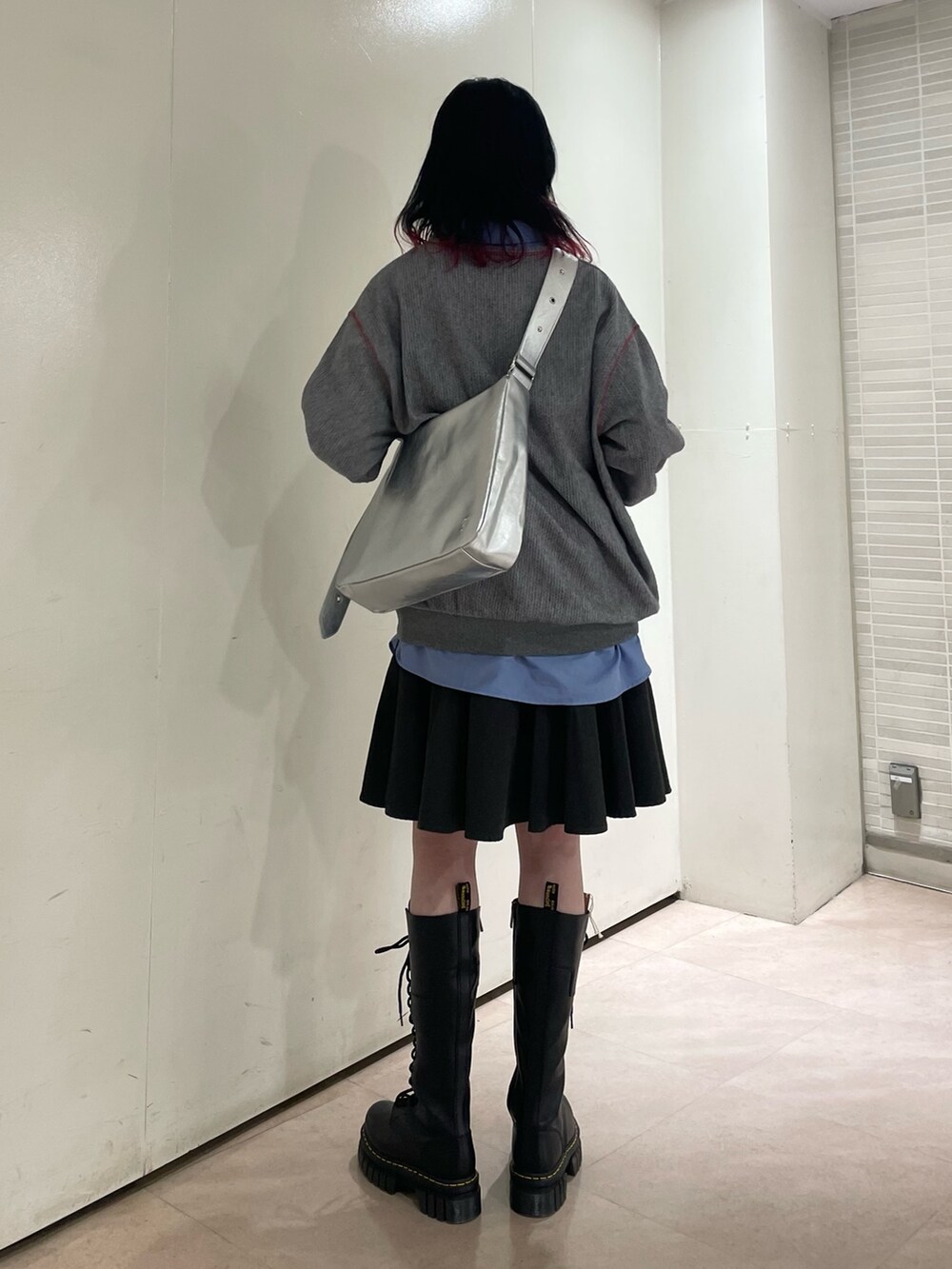 グレー系のTシャツ/カットソー、ブルー系のシャツ/ブラウス、ブラック系のスカートを着用したレディースの冬コーディネートの3枚目の写真