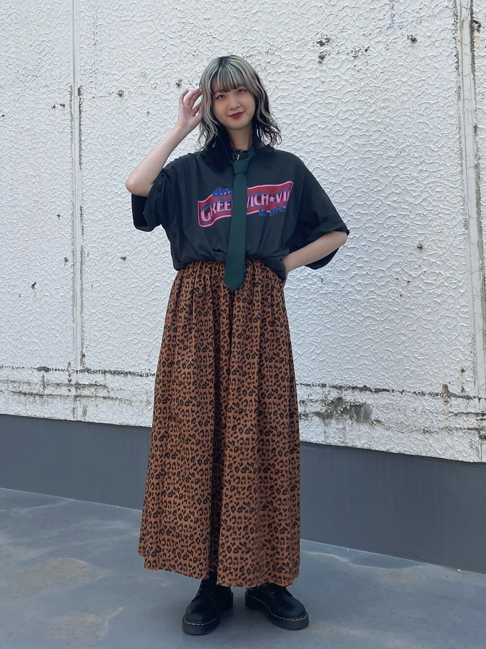 ブラック系のTシャツ/カットソー、ブラウン系のワンピース、グリーン系のネクタイを着用したレディースの春コーディネートの2枚目の写真