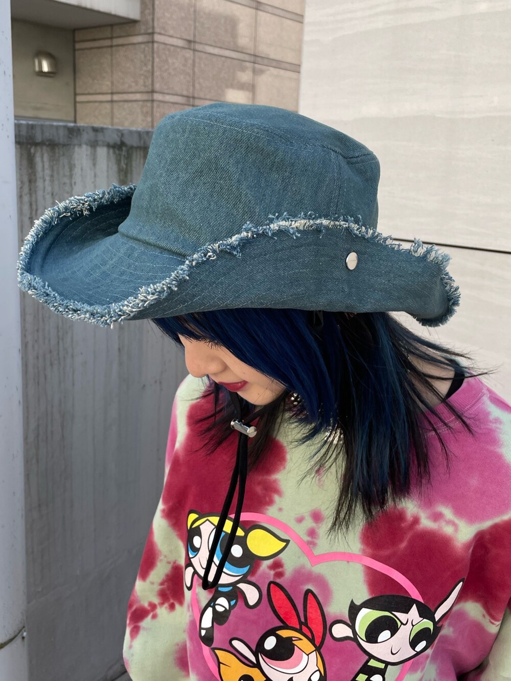 グリーン系のスウェット、ホワイト系のワンピース、ブラック系のブーツを着用したレディースの冬コーディネートの9枚目の写真