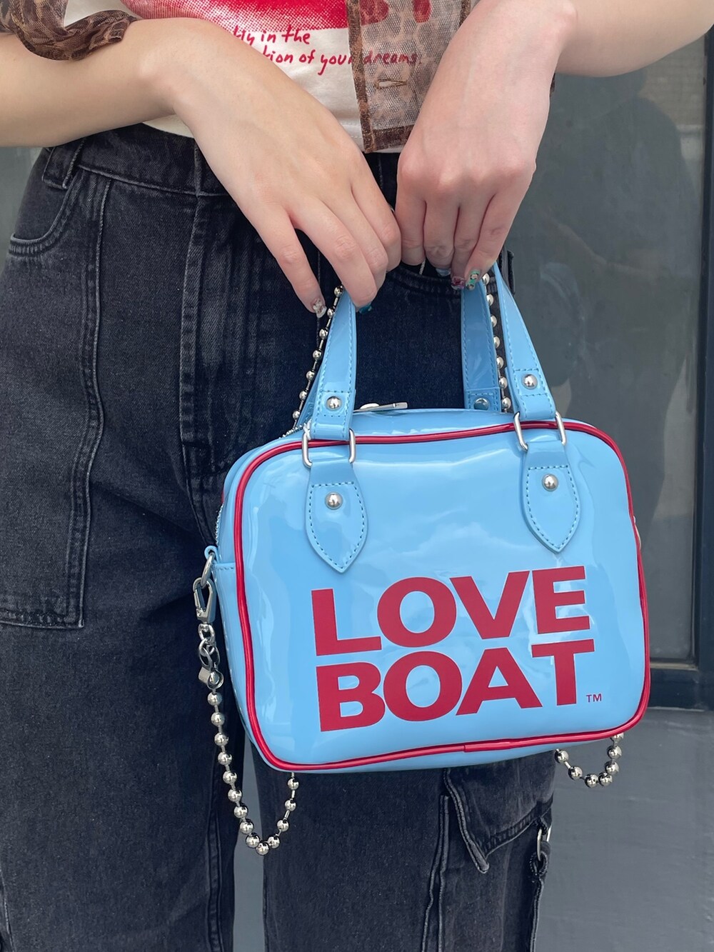 ホワイト系のTシャツ/カットソー、ブラウン系のシャツ/ブラウス、ブラック系のカーゴパンツを着用したレディースの春コーディネートの5枚目の写真