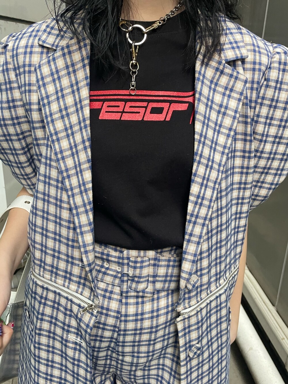 ブルー系のその他パンツ、ブルー系のテーラードジャケット、ブラック系のTシャツ/カットソーを着用したレディースの春コーディネートの5枚目の写真
