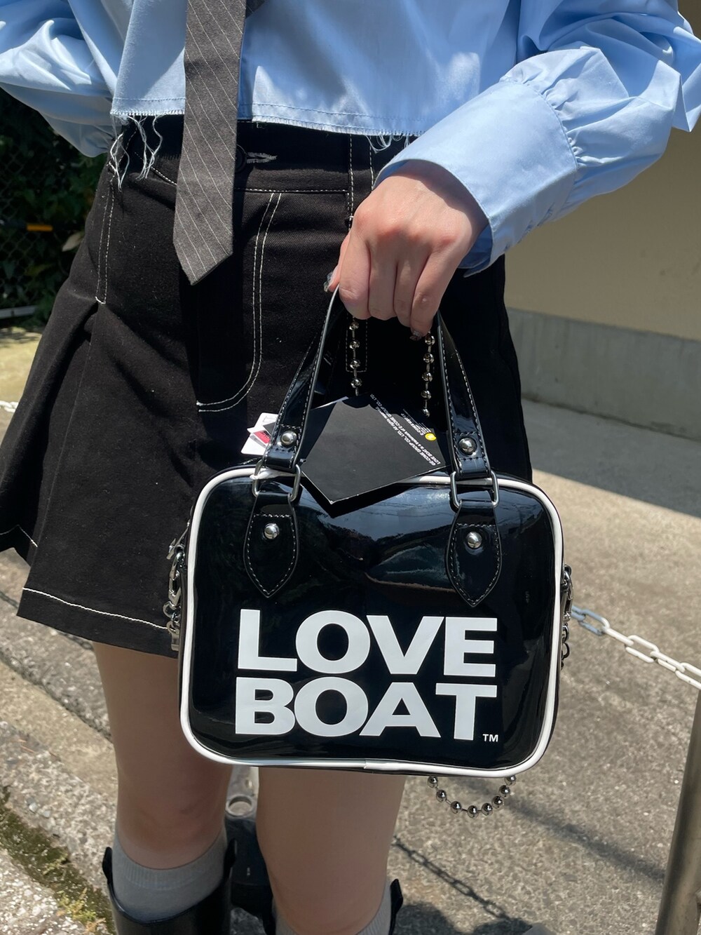 ブルー系のシャツ/ブラウス、ブラック系のその他パンツ、ブラック系のボストンバッグを着用したレディースの夏コーディネートの8枚目の写真