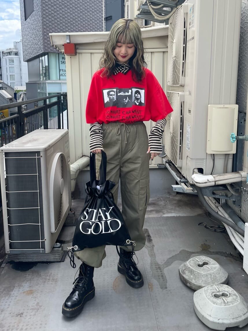 ブラック系のその他シューズ、ブラック系のバックパック/リュック、ベージュ系のカーゴパンツを着用したレディースの夏コーディネートの2枚目の写真