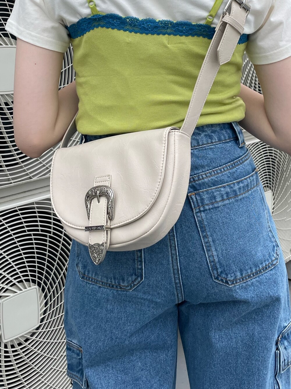 ホワイト系のTシャツ/カットソー、ブルー系のカーゴパンツ、グリーン系のTシャツ/カットソーを着用したレディースの春コーディネートの8枚目の写真