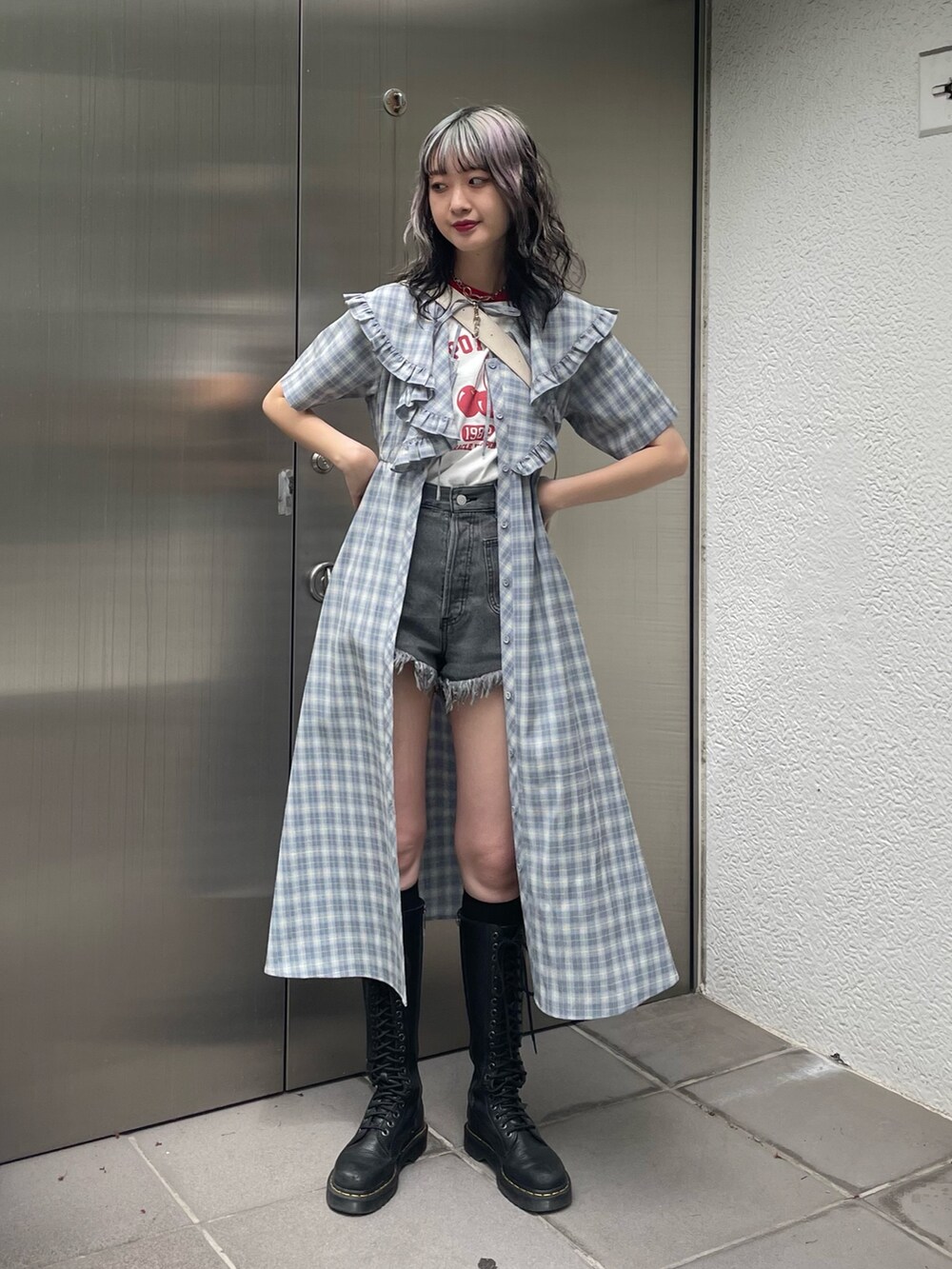 ブルー系のワンピース、ブラック系のデニムパンツ、ホワイト系のショルダーバッグを着用したレディースの春コーディネートの2枚目の写真