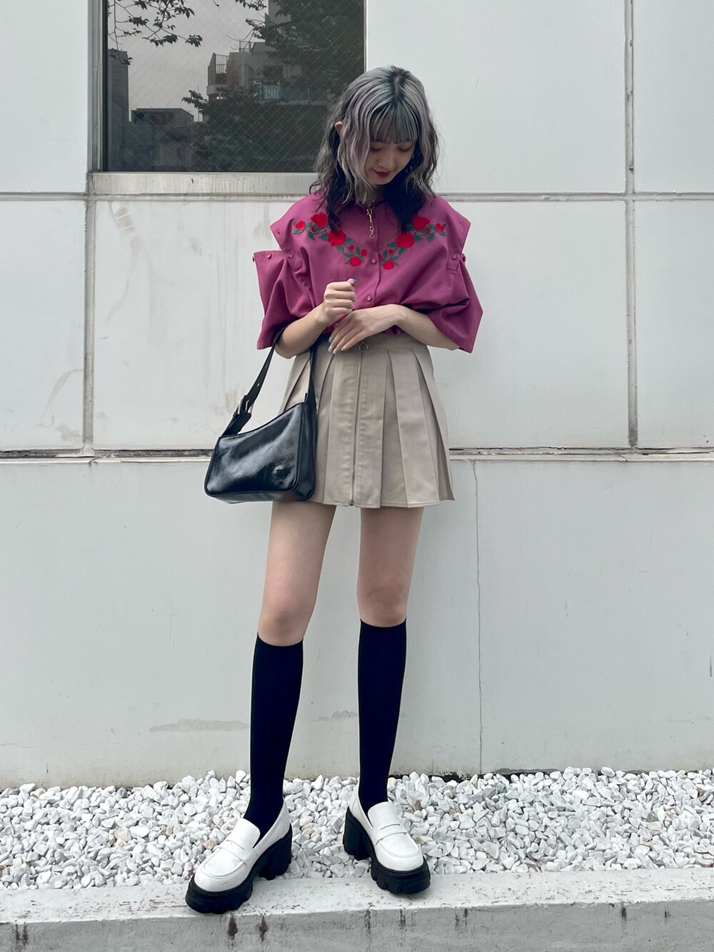 ピンク系のシャツ/ブラウス、ホワイト系のその他パンツ、ブラック系のハンドバッグを着用したレディースの春コーディネートの2枚目の写真