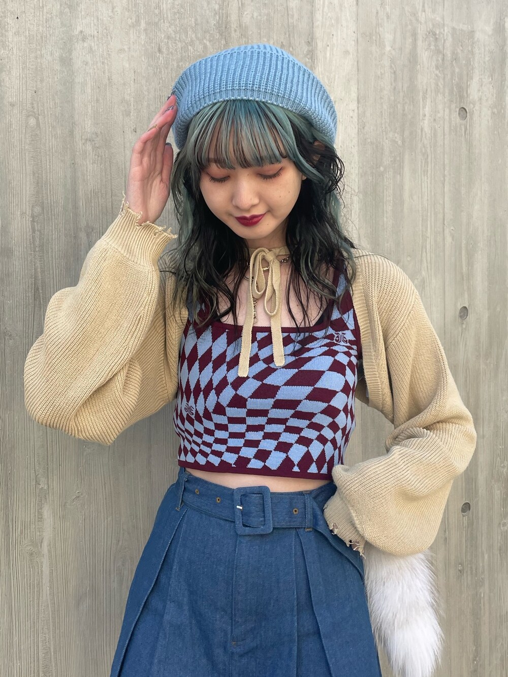 ベージュ系のニット/セーター、ブルー系のその他パンツ、ブラック系のブーツを着用したレディースの冬コーディネートの4枚目の写真