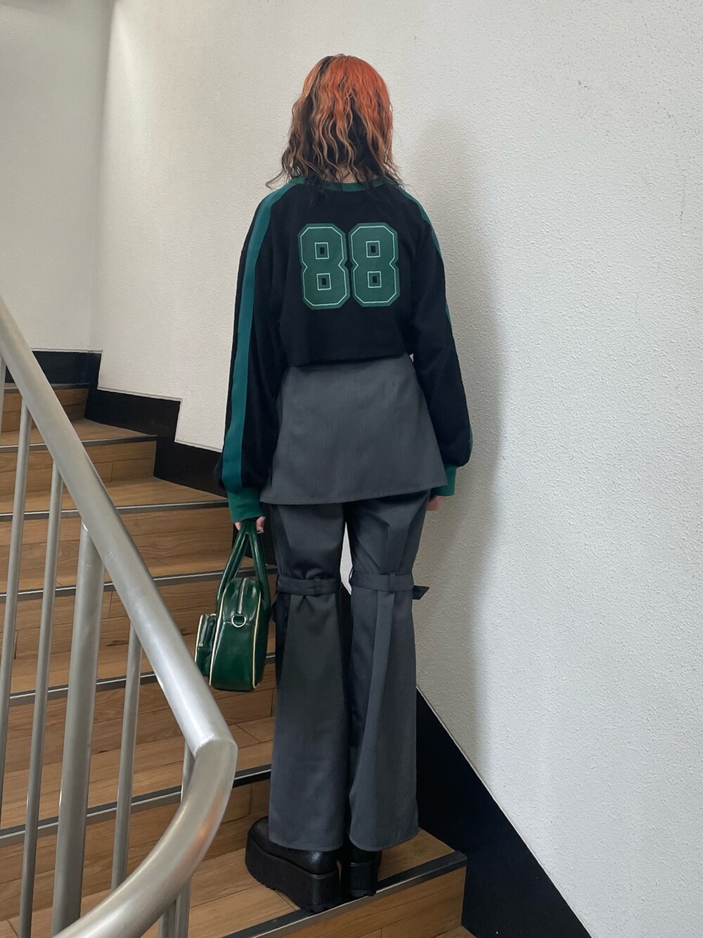 ブラック系のTシャツ/カットソー、グレー系のその他パンツ、グリーン系のボストンバッグを着用したレディースの夏コーディネートの3枚目の写真