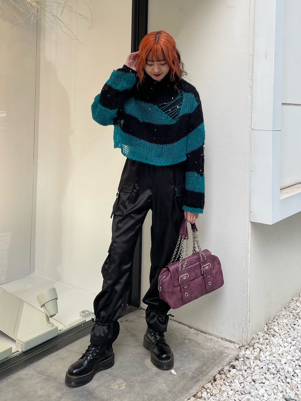 ブラック系のニット/セーター、ブラック系のシャツ/ブラウス、ブラック系のカーゴパンツを着用したレディースの夏コーディネートの2枚目の写真