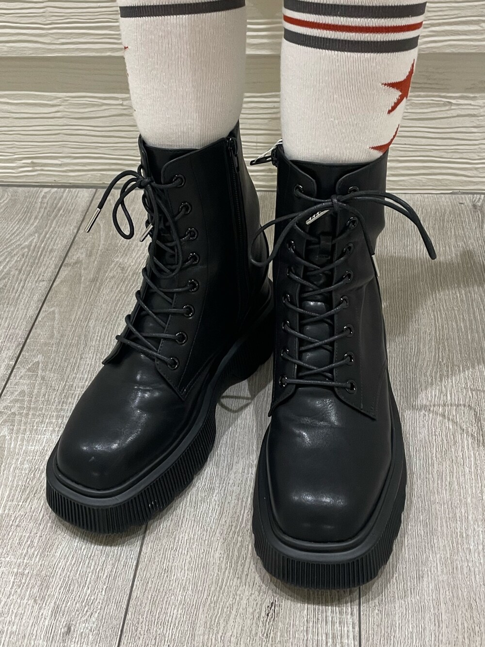 ブラック系のバックパック/リュック、シルバー系のネクタイ、ホワイト系のシャツ/ブラウスを着用したレディースの春コーディネートの8枚目の写真