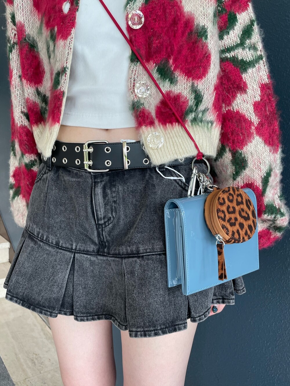 ホワイト系のカーディガン/ボレロ、ホワイト系のタンクトップ、ブラック系のデニムパンツを着用したレディースの夏コーディネートの7枚目の写真