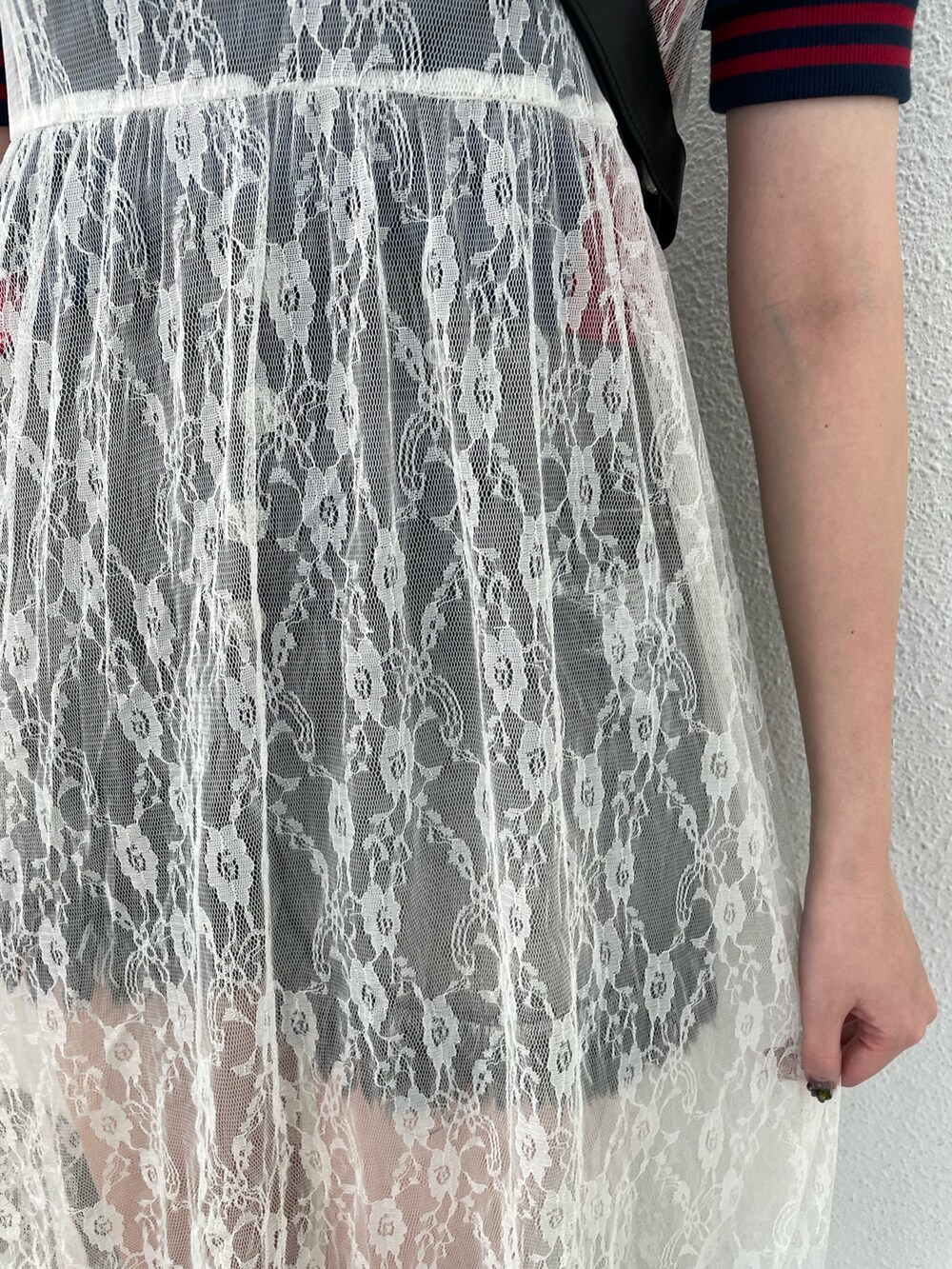 ブルー系のTシャツ/カットソー、ホワイト系のワンピース、ブラック系のバックパック/リュックを着用したレディースの春コーディネートの6枚目の写真