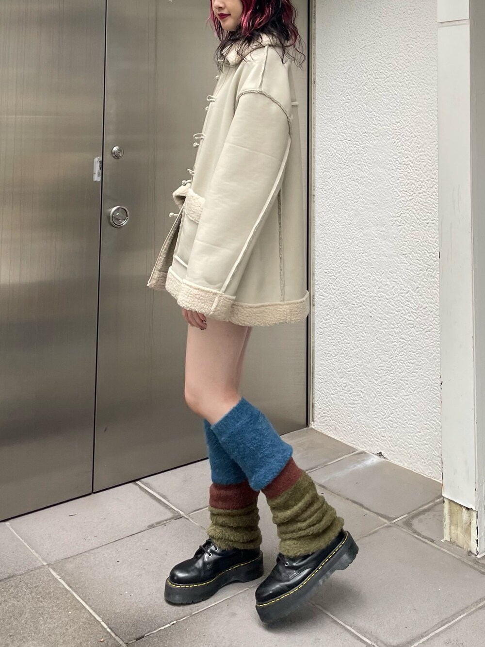 ブルー系のその他パンツ、ブラック系のブーツ、ホワイト系のムートンコートを着用したレディースの秋コーディネートの3枚目の写真