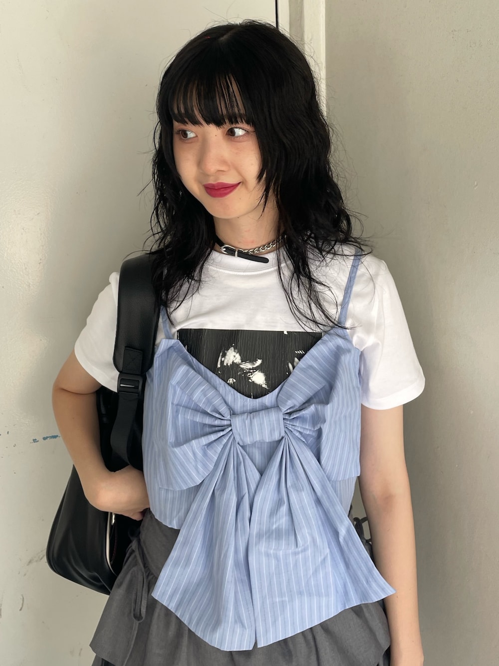 ホワイト系のTシャツ/カットソー、ブルー系のシャツワンピース、グレー系のスカートを着用したレディースの夏コーディネートの5枚目の写真