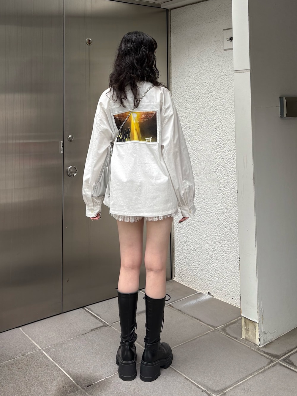 ホワイト系のシャツ/ブラウス、グレー系のネクタイ、シルバー系のトートバッグを着用したレディースの夏コーディネートの3枚目の写真