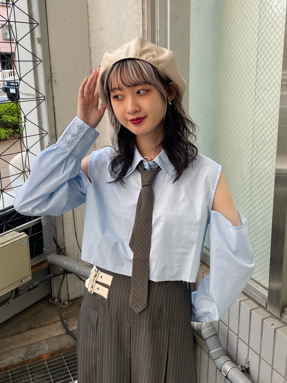 グレー系のスカート、ブルー系のシャツ/ブラウス、ブラック系のブーツを着用したレディースの春コーディネートの4枚目の写真