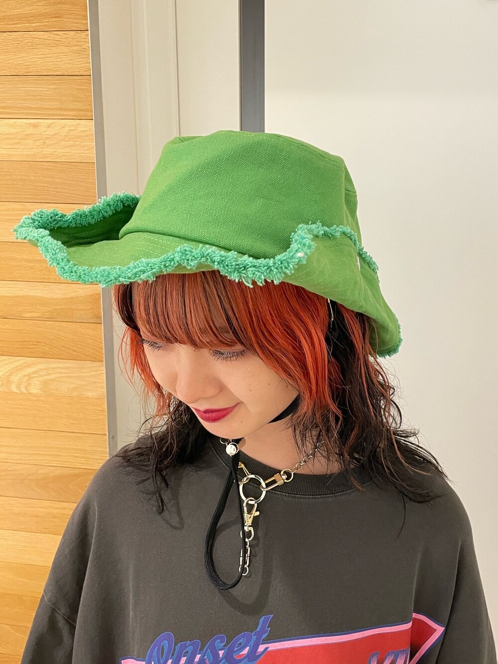 ブラック系のTシャツ/カットソー、ブラック系のデニムパンツ、ブラック系のその他シューズを着用したレディースの春コーディネートの6枚目の写真