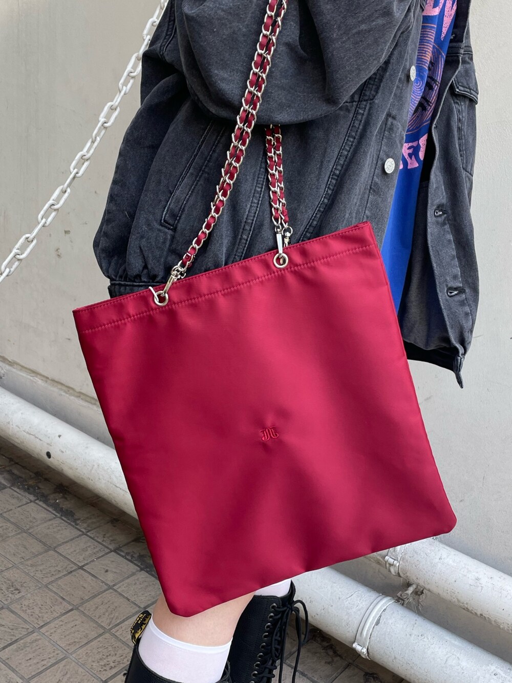 ブラック系のデニムジャケット、ブルー系のTシャツ/カットソー、ブラック系のその他パンツを着用したレディースの冬コーディネートの7枚目の写真