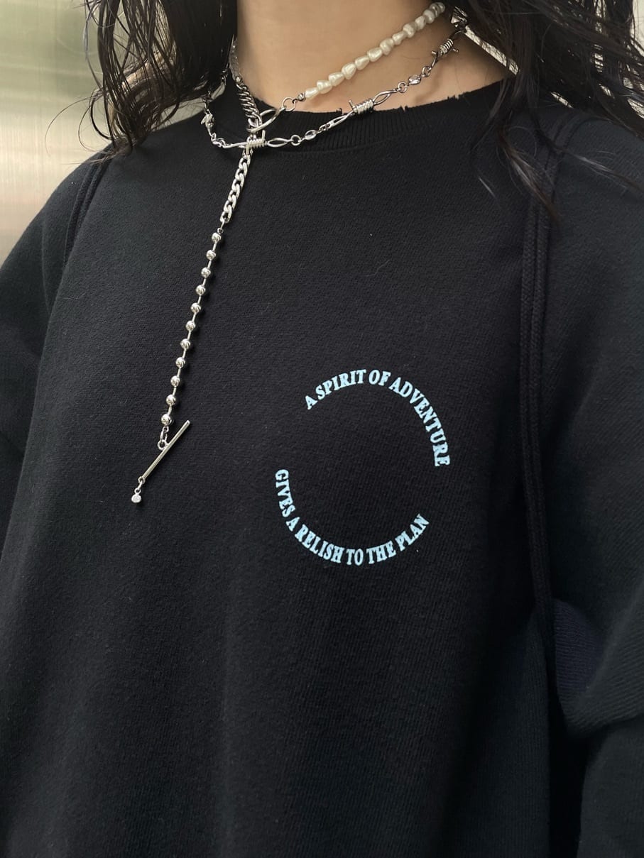 ブラック系のその他シューズ、ブラック系のバックパック/リュック、ブラック系のTシャツ/カットソーを着用したレディースの夏コーディネートの6枚目の写真