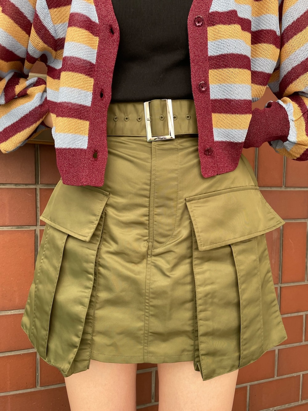 レッド系のカーディガン/ボレロ、ブラック系のタンクトップ、グリーン系のその他パンツを着用したレディースの夏コーディネートの7枚目の写真