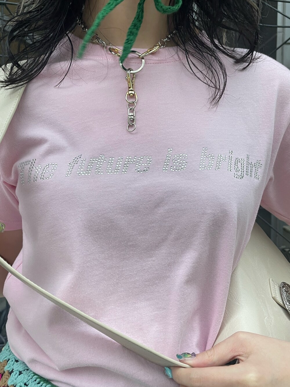 ピンク系のTシャツ/カットソー、ブラック系のその他パンツ、ホワイト系のショルダーバッグを着用したレディースの春コーディネートの4枚目の写真