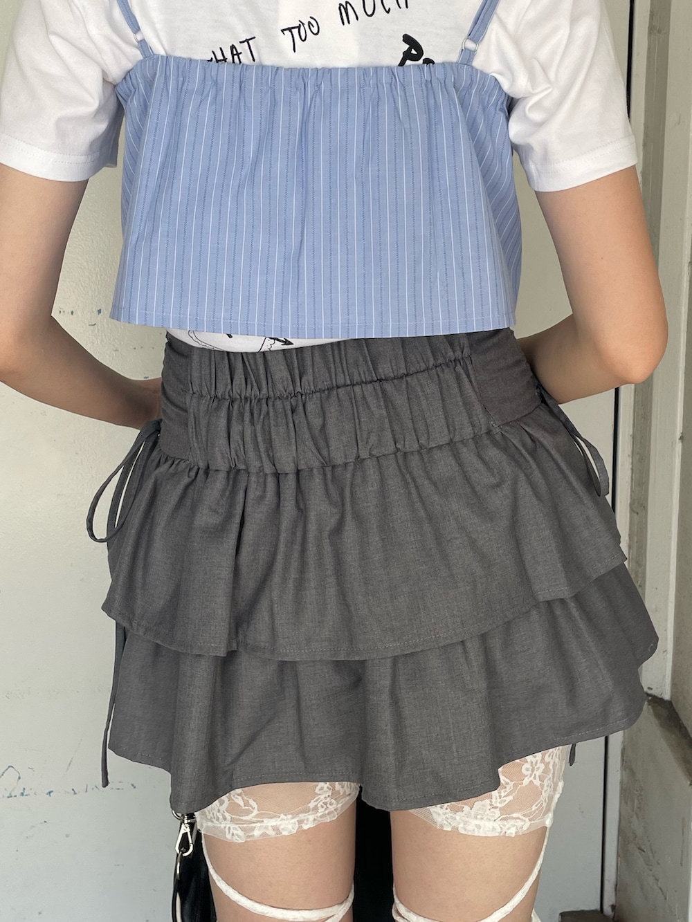 ホワイト系のTシャツ/カットソー、ブルー系のシャツワンピース、グレー系のスカートを着用したレディースの夏コーディネートの8枚目の写真