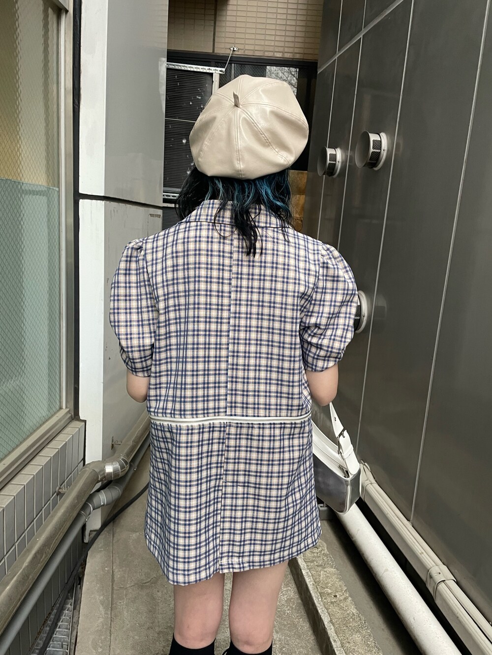 ブルー系のその他パンツ、ブルー系のテーラードジャケット、ブラック系のTシャツ/カットソーを着用したレディースの春コーディネートの10枚目の写真