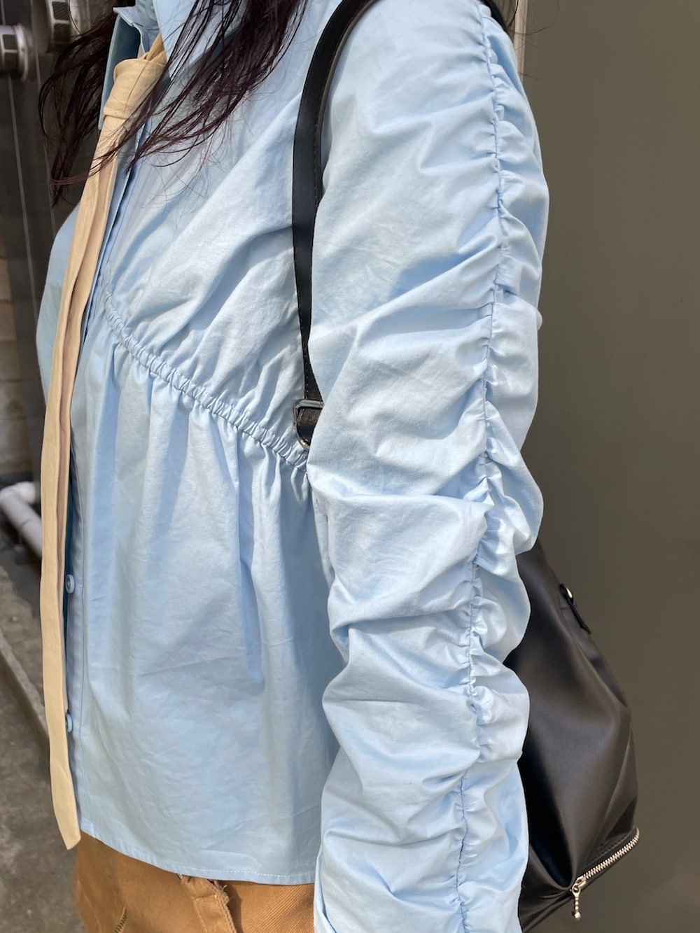 レッド系のシャツ/ブラウス、ベージュ系のスカート、ブルー系のシャツ/ブラウスを着用したレディースの冬コーディネートの6枚目の写真